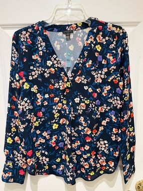 NWT Ann Taylor Navy Floral V-Neck Blouse with Multicolor Blooms